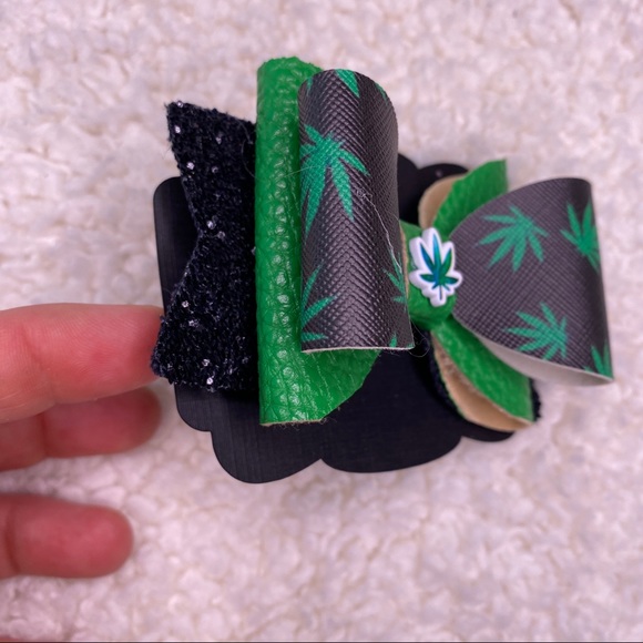 Marijuana Faux Leather Charm Glitter Small Bow - Picture 4 of 6